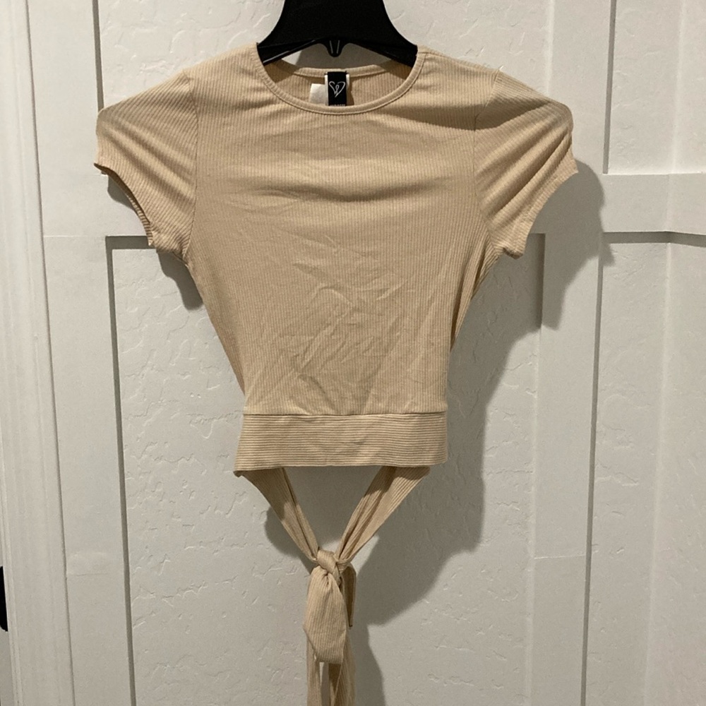Windsor tan short sleeve shirt with tying back small